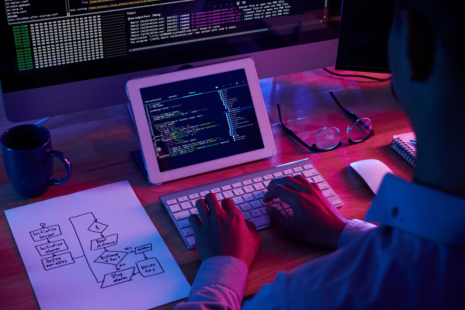 programador-profissional-trabalhando-ate-tarde-no-escritorio-escuro